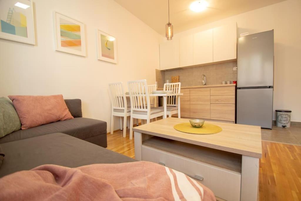 White Fields-Central 2-Bdrm Apartment With Parking Novi Sad Exteriör bild