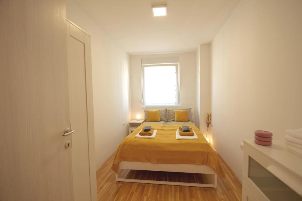White Fields-Central 2-Bdrm Apartment With Parking Novi Sad Exteriör bild