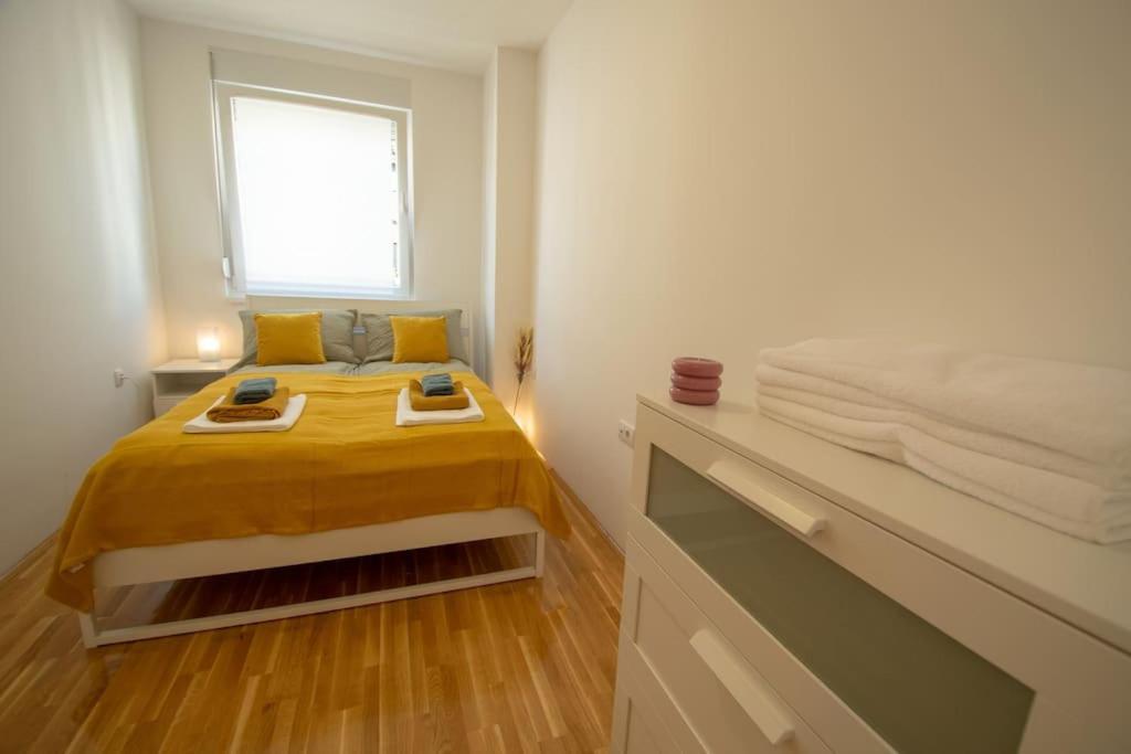 White Fields-Central 2-Bdrm Apartment With Parking Novi Sad Exteriör bild