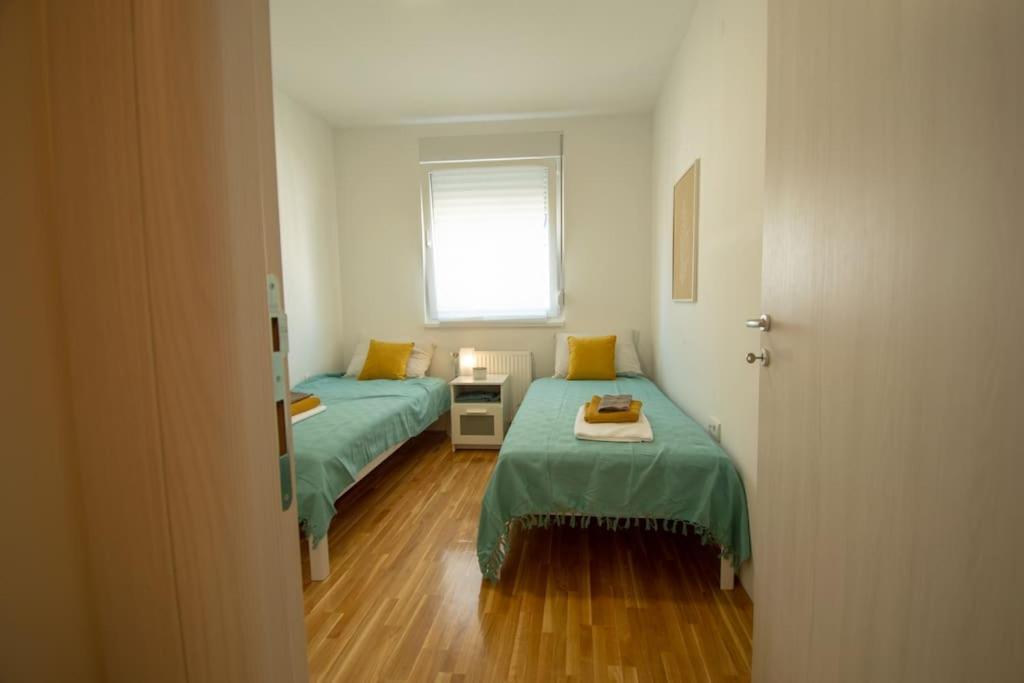 White Fields-Central 2-Bdrm Apartment With Parking Novi Sad Exteriör bild