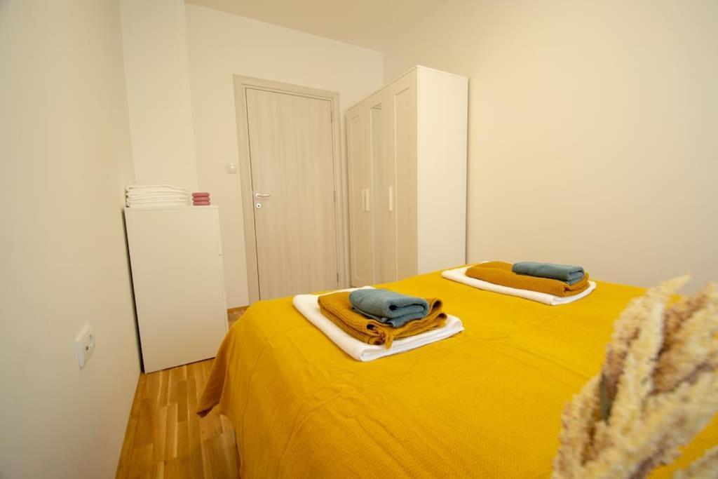 White Fields-Central 2-Bdrm Apartment With Parking Novi Sad Exteriör bild