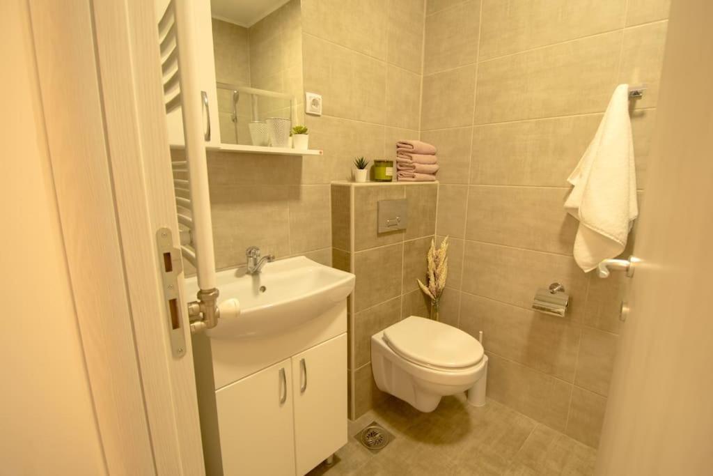 White Fields-Central 2-Bdrm Apartment With Parking Novi Sad Exteriör bild
