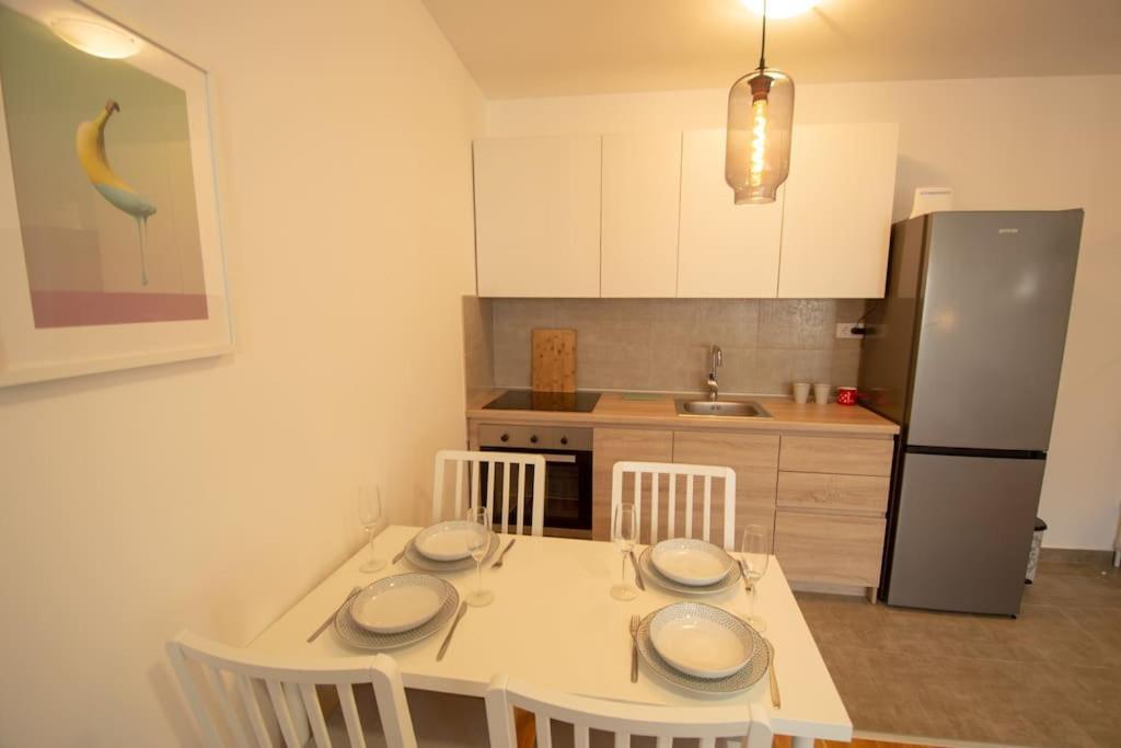 White Fields-Central 2-Bdrm Apartment With Parking Novi Sad Exteriör bild