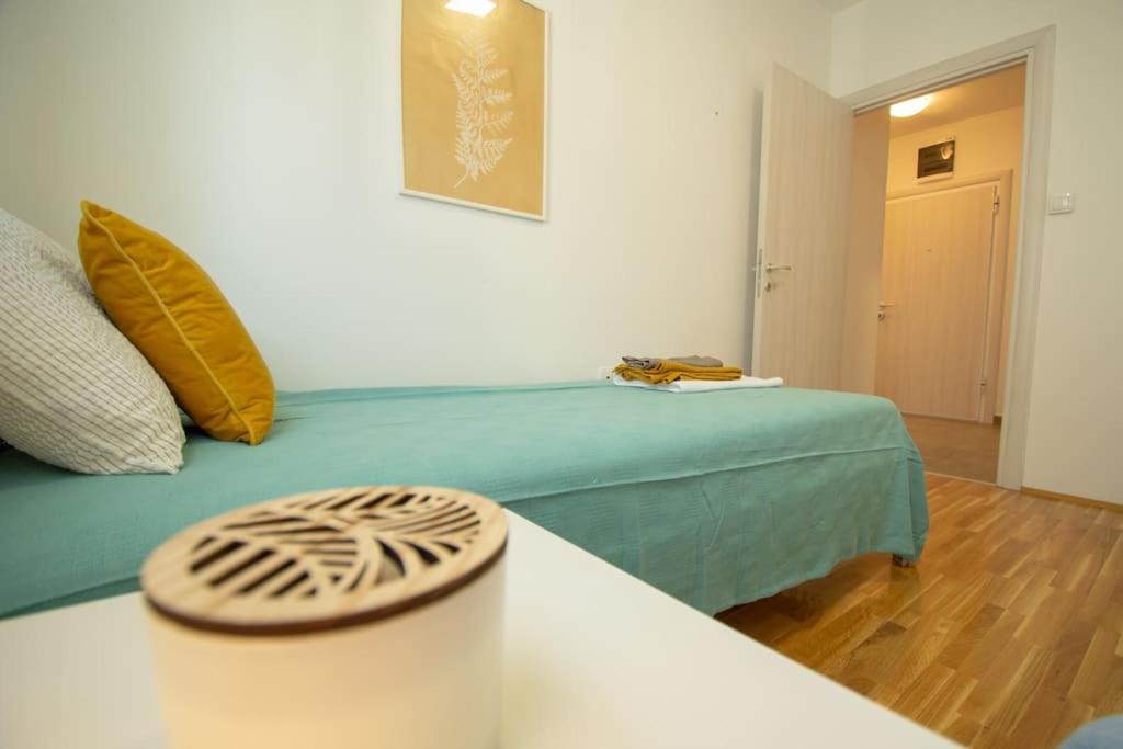 White Fields-Central 2-Bdrm Apartment With Parking Novi Sad Exteriör bild