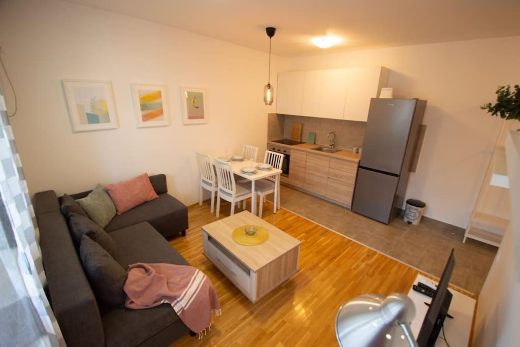 White Fields-Central 2-Bdrm Apartment With Parking Novi Sad Exteriör bild